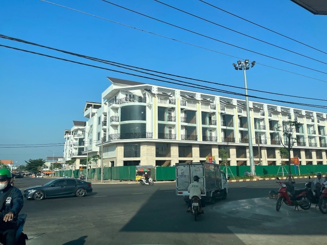 110 căn nhà phố liền kề giữa TP.Long Khánh giá hơn 100 triệu/m2 xây xong, chủ đầu tư chưa cần bán